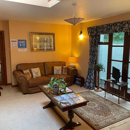 Clarke Cottage Guest House ダンファームリン エクステリア 写真