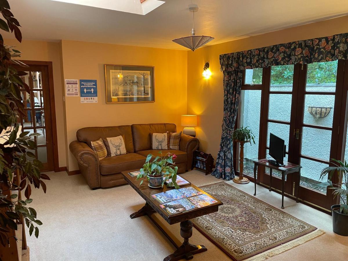 Clarke Cottage Guest House ダンファームリン エクステリア 写真