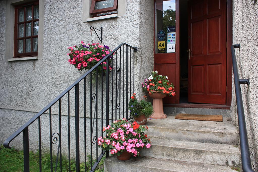 Clarke Cottage Guest House ダンファームリン エクステリア 写真